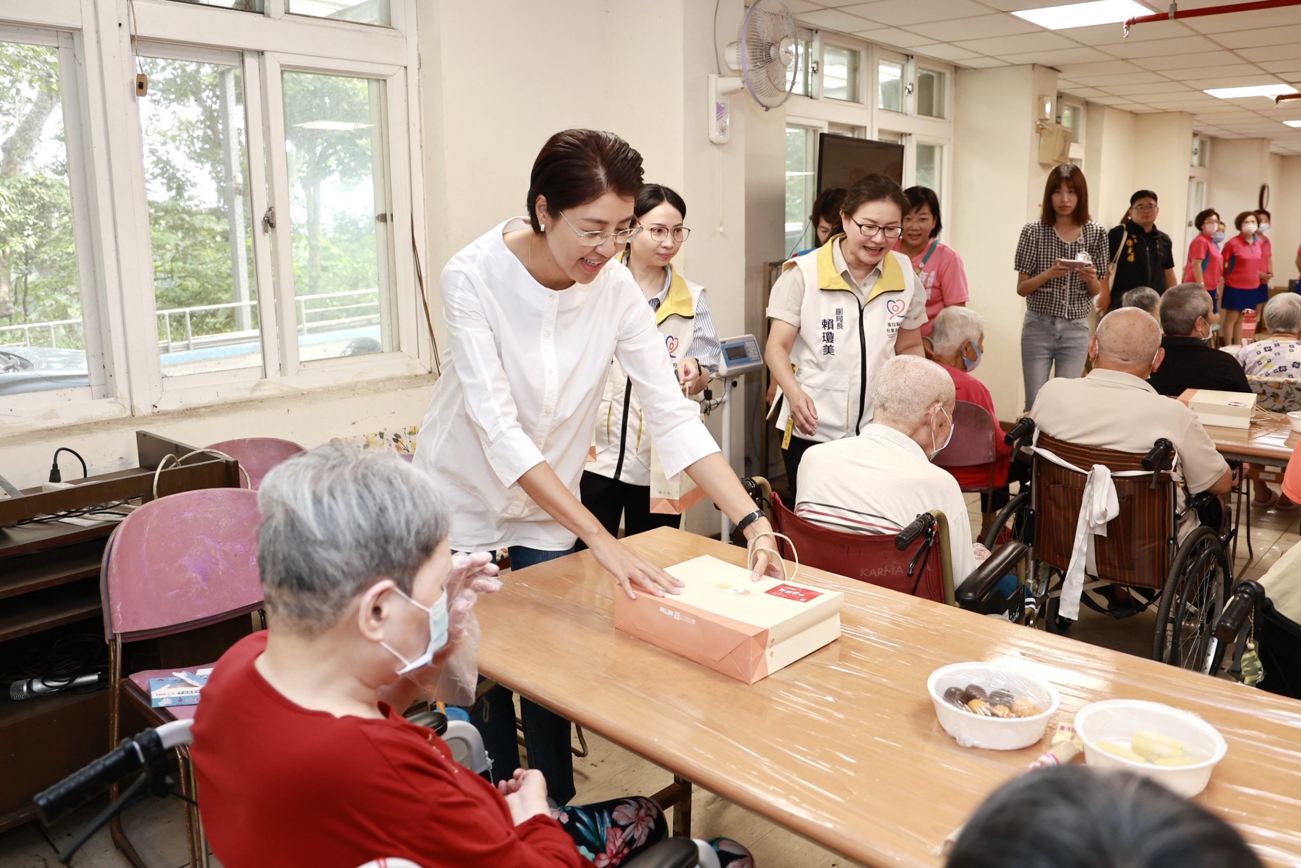 秋節前夕 縣長走訪社福機構關懷院民贈月餅禮金