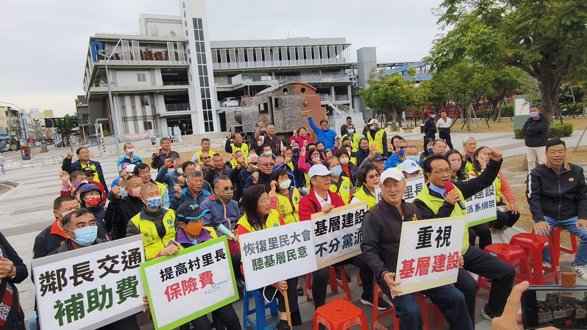 縣長參選人林世賢主張村里長每個月交通補助費1,200元