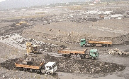 縣府會同檢警破獲橫跨中部五縣市河川流域之環保蟑螂集團