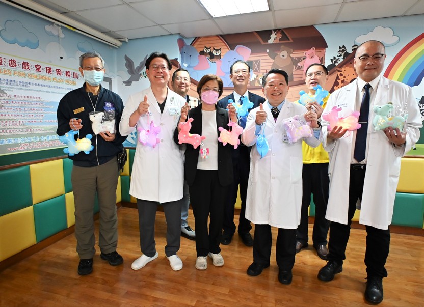 暖心迎新春 縣長關懷住院病童 歡樂跳跳馬提燈陪伴過新年