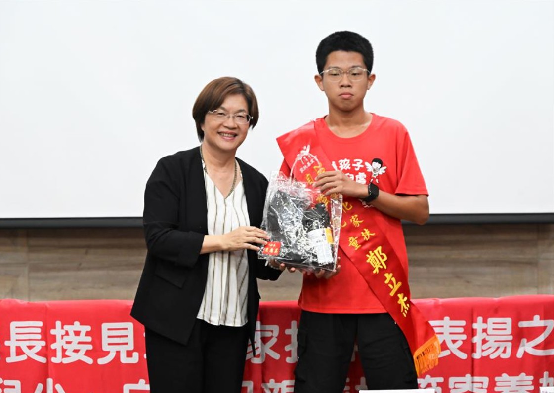 縣長接見彰化家扶中心表揚之自強兒少、新住民自強母親、自立家庭模範母親暨模範寄養媽媽