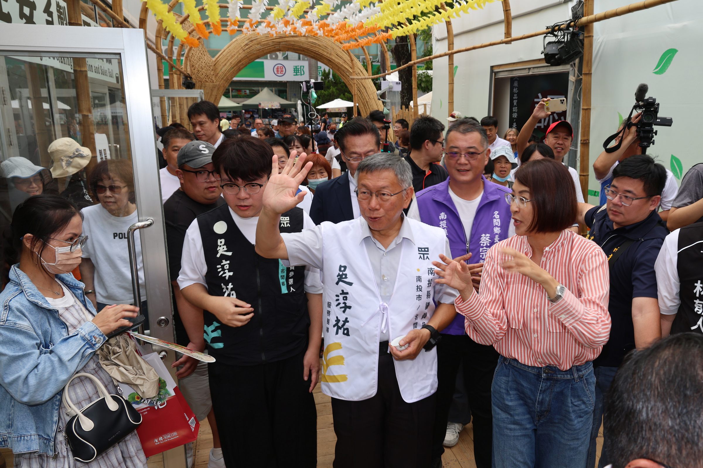 柯文哲逛茶博 粉絲如潮爭相合影熱度旺